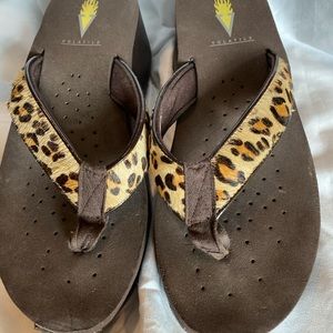 SANDALS SIZE 7 VOLATILE